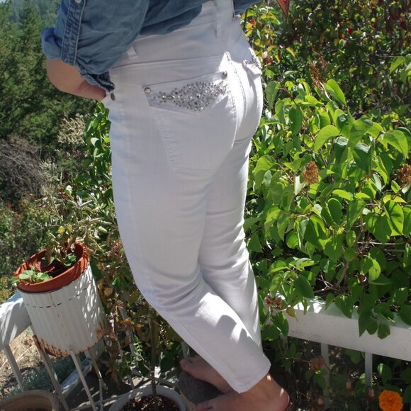 White Luxe Capris Rhinestone Pockets - Picture 7 of 7